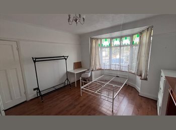 Roomgo UK - Spacious double room in a wonderful double fronted home, Bellingham - £825 pcm