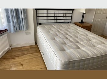 Roomgo UK - Large Clean Master Bedroom with Storage & Space, Hayes - £850 pcm
