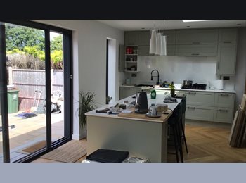 Roomgo UK - Loft room to rent, Cheam - £700 pcm