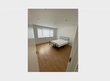 Roomgo UK - Newly Refurbished Flat in Leafy Stanmore (HA7 3AG) All Bills Included!, Harrow Weald - £900 pcm
