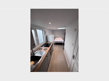 Roomgo UK - Fully furnished Studio Available, Grays - £980 pcm