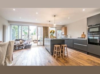 Roomgo UK - Cosy room in lovely house share, Dulwich - £807 pcm