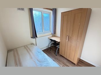 Roomgo UK - Single Room Flat Share in Mile End, E3, Mile End - £700 pcm