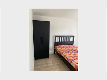 Roomgo UK - Double Room Available in 2-Bedroom Studio – 3 Minutes from College Lane, Hatfield - £750 pcm
