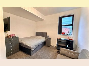 Roomgo UK - £660pm all inclusive, walk to uni and centre, Moss Side - £660 pcm