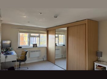 Roomgo UK - Spacious Double Room with Ensuite, Tooting - £1,050 pcm