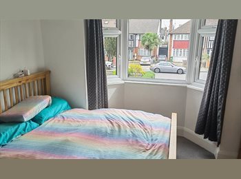 Roomgo UK - Furnished Room in Quiet House with Garden, White City - £813 pcm