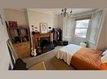 Roomgo UK - Cheap Bath room to rent next to train station, Bath - £540 pcm