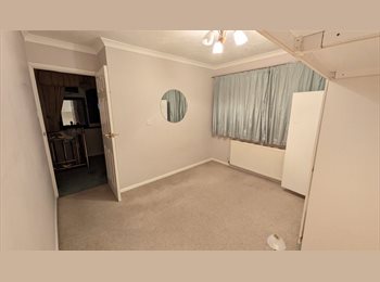 Roomgo UK - Beautiful garden facing double room in Cheshunt - lovely friendly house, Waltham Cross - £850 pcm