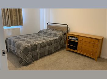 Roomgo UK - Large Double with Ensuite, Emmer Green - £850 pcm