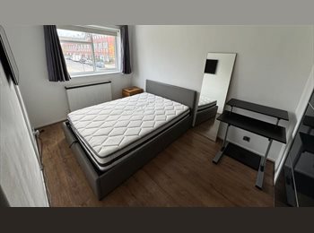 Roomgo UK - Modern double room in Kennington garden flat, Kennington - £1,200 pcm
