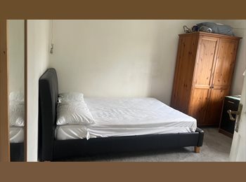 Roomgo UK - A large double room available, East Bedfont - £600 pcm