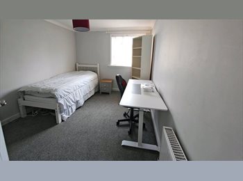 Roomgo UK - Cosy and Bright Room In A Residential Area Near Cardonald Station, Cardonald - £599 pcm