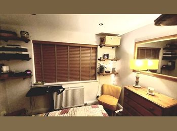 Roomgo UK - Large room all bills included Egham, Egham - £750 pcm