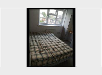 Roomgo UK - Double bedroom available in Staines nearby Heathrow, Hounslow, Feltham, Slough, Egham, Stanwell, Sou, Staines - £650 pcm