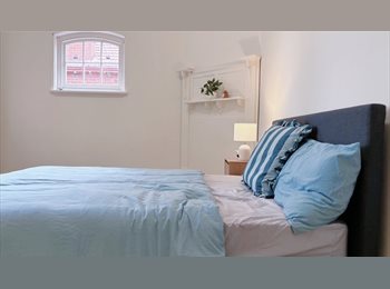 Roomgo AU - Spacious master bedroom, convenient location in Camberwell, Kew - $360 pw