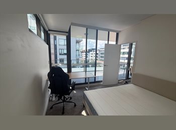 Roomgo AU - Bright Ensuite Room with Stunning Views + Parking + Superb Location, Rosebery - $490 pw