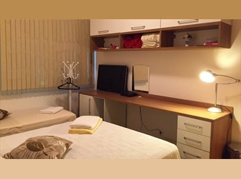 Roomgo BR - Alugo quarto com banheiro (não é suíte), Copacabana - R$ 1.950 Por mês