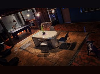 Roomgo BR - Quarto aberto ao quintal, Belo Horizonte - R$ 990 Por mês