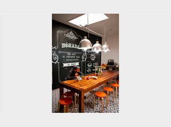 CompartoDepto CL - Habitación con ventana y cama grande en Casa Patrimonial. Valparaiso., Valparaíso - CH$290.000 por mes