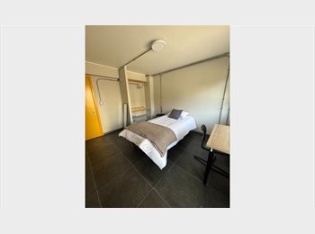 CompartoDepto CL - Pieza doble con balcón y baño compartido - Casa Latorre, Santiago - CH$440.000 por mes