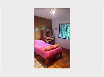 CompartoDepto CL - Pieza amplia en casa con jardín en las condes, La Reina - CH$350.000 por mes