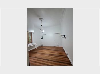 CompartoDepto CL - Habitacion iluminada Casona comunitaria Bellavista, Santiago Centro - CH$250.000 por mes