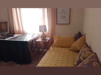CompartoDepto CL - Habitación mediana en Agradable depto amplio en metro Sta Isabel, Santiago Centro - CH$300.000 por mes