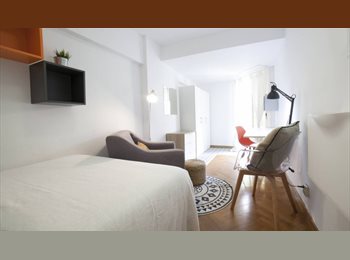 Roomgo ES - ¡Enorme y Luminosa Habitación con Terraza en Dúplex con Sala de Cine! RH2-R2, Barcelona - 940 € por mes
