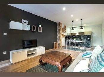 Roomgo ES - RH8  Luminoso estudio recién reformado con cocina equipada, amplio salón, un baño y dormitorio con c, Sant Martí - 950 € por mes