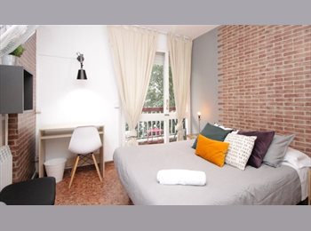 Roomgo ES - RH3-R15 ¡Habitación en el centro de Barcelona con servicio de limpieza en las zonas comunes!, Eixample - 700 € por mes