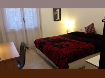 Roomgo ES - Habitación, cama doble, amplia, luminosa con WI-FI y baño privado., Eixample - 650 € por mes