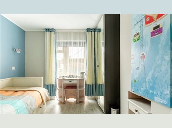 Roomgo IE - Single furnished cosy room in quiet house shared with 2 professionals, beside N7 motorway,close to 9, Dublin - €1,200 pcm