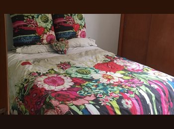 Roomgo MX - Cuarto amueblado, cama, matrimonial marca Spring Air, con, sábanas, edredón, almohadas, cobija, escr, Zapopan - MX$5,500 por mes
