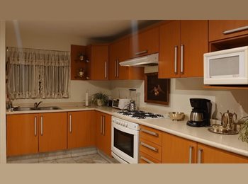 Roomgo MX - Cuarto independiente para mujer a 2 cuadras del Parque Metropolitano, Zapopan - MX$4,500 por mes