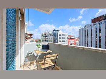Roomgo PT - Sunny Balcony Room in Central Lisbon Co-Living, Lisboa - 635 € Por mês
