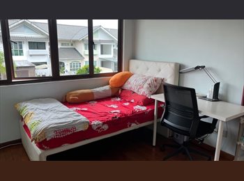 Roomgo SG - 2 Rooms available in quiet estate; one ensuite & one without, Yio Chu Kang - $1,800 pm