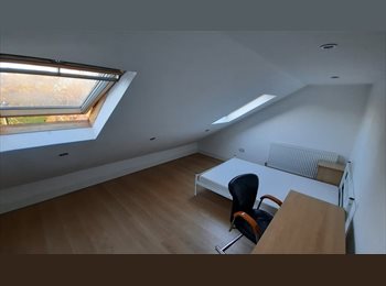 Roomgo UK - Double room opposite park, East Ham - £680 pcm