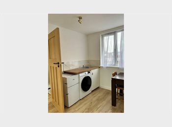 Roomgo UK - Top floor self-contained studio flat to let in Palmers Green, London N13., Palmers Green - £1,300 pcm