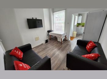 Roomgo UK - Fantastic Bedrooms available in Shared Student House in Lenton, Lenton - £498 pcm