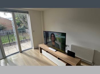 Roomgo UK - Double bedroom with own bathroom, Roehampton - £1,000 pcm