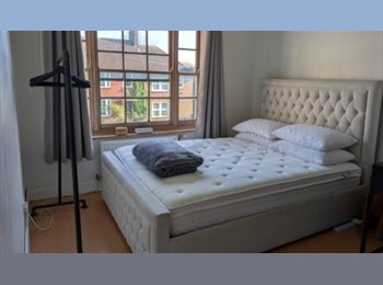 Roomgo UK - Bright Double Room in a Peaceful North London Home, Tottenham - £950 pcm