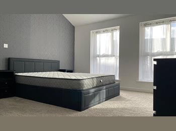 Roomgo UK - Spacious Furnished Room for Rent – Great Location!, South Hornchurch - £850 pcm