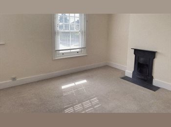 Roomgo UK - Furnished Double Room with a Separate Office Area, Littlehampton - £650 pcm