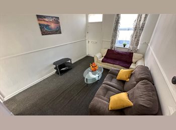 Roomgo UK - 2-Bedroom House for Rent – Comfortable & Move-In Ready!, Wakefield - £895 pcm