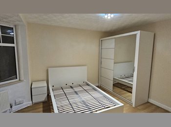 Roomgo UK - Double En-suite priced@£800.00 per month wifi&bills included, South Harrow - £800 pcm