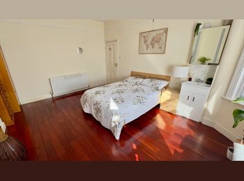 Roomgo UK -  Spacious Double Bedroom in Modern Renovated Home – Streatham , Norbury - £885 pcm