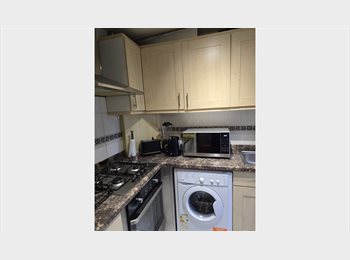 Roomgo UK - Double bedroom in a lovely house to share, Huddersfield - £448 pcm