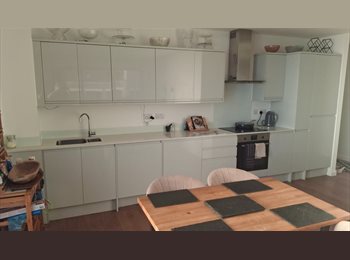 Roomgo UK - Huge bedroom En-suite + Private Balcony | Skyline Views | Couples Welcome | E3, Poplar - £1,300 pcm