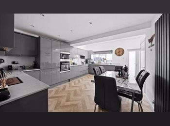 Roomgo UK - Double Bedroom in Worcester Park (Bill Included), Motspur Park - £1,050 pcm